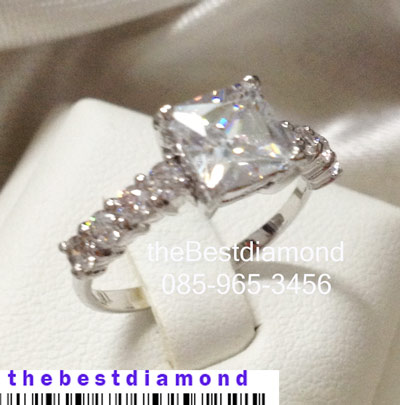 BR430RD++แหวนเพชรCZ รูปสี่เหลี่ยม มีบ่าข้างแบบทันสมัย ดูดี intrend มากๆๆ แบบออกมาจากร้านจิวเวลลี่เลย เพชรสวยวิ๊งๆ ใส่ติดนิ้วได้เลยค่ะ สวยสุดๆ