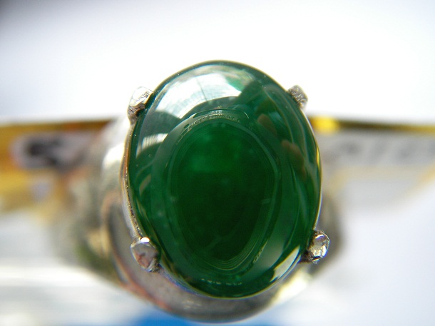 ชุดหยกพม่า jadeite แหวน + ต่างหู แหวนเนื้อเทียนแก้ว เขียวเข้ม ต่างหูเนื้อเทียน เขียวเข้ม ขนาด 8. x 9.8 x 3.8 mm.ประมาณ 5.22 ct. ราคาโทรถาม