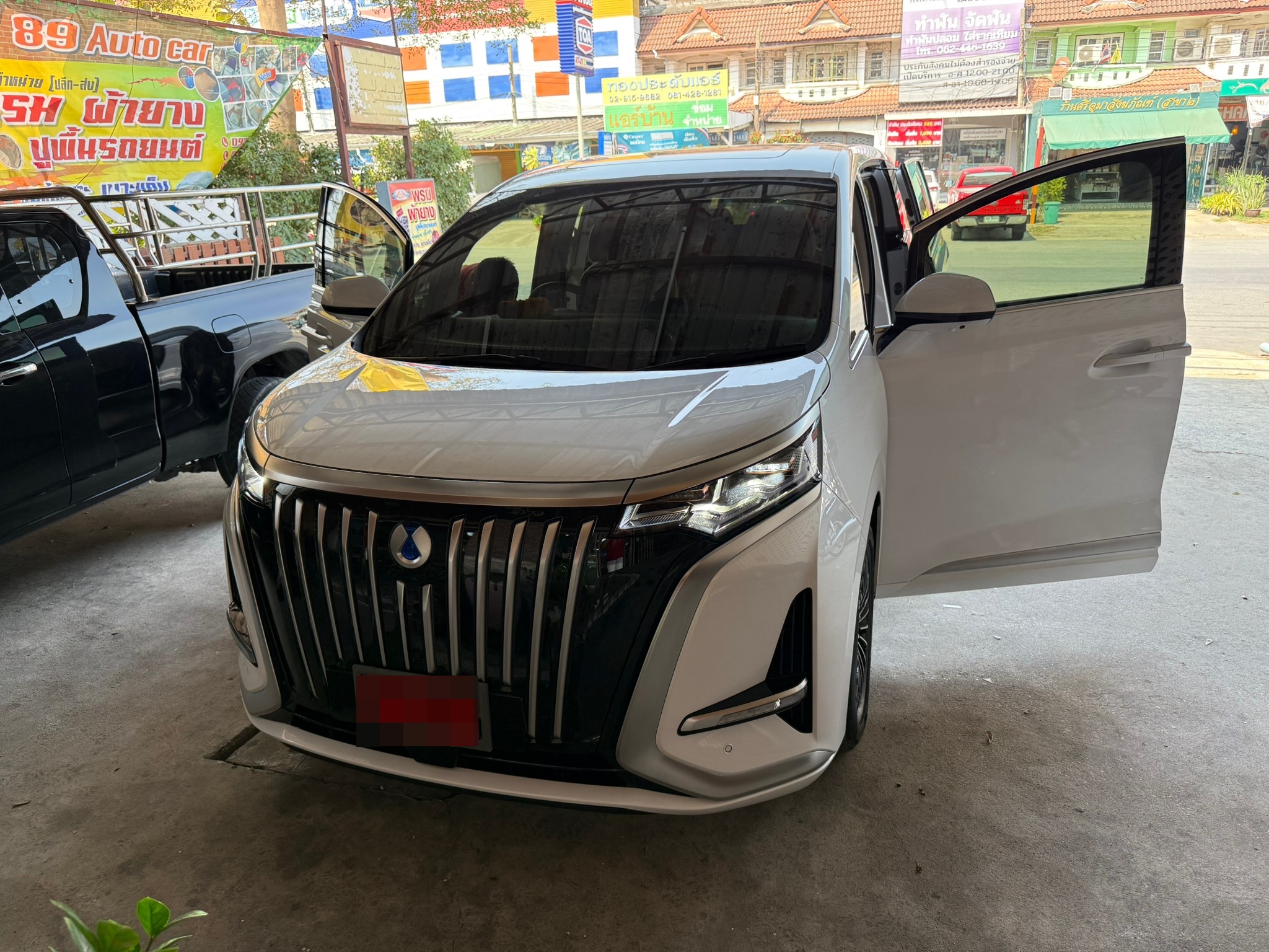 พรมปูพื้นรถตู้ BYD Denza D9 ปูพรมVVIP ด้ายคู่ สีกาแฟด้ายทอง เต็มคัน