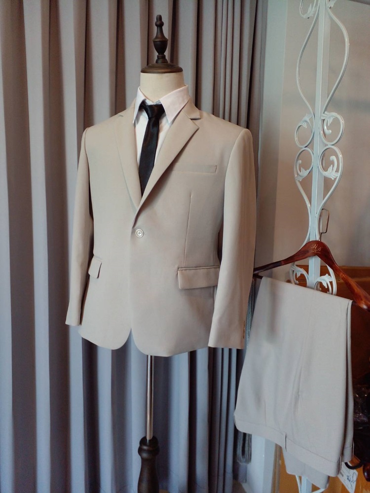 พร้อมเช่า ชุดสูทชาย สีเบจ คลาสสิก รุ่นใหญ่พลัสไซส์