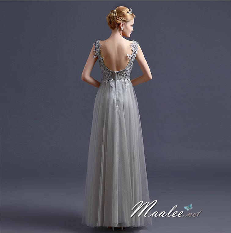 พร้อมเช่า ชุดราตรียาว แบบแขนกุด ช่วงอกปักลูกไม้แต่งลูกปัดหรู ตัวกระโปรงยาวผ้าตาข่าย สวยพริ้ว สีเทา