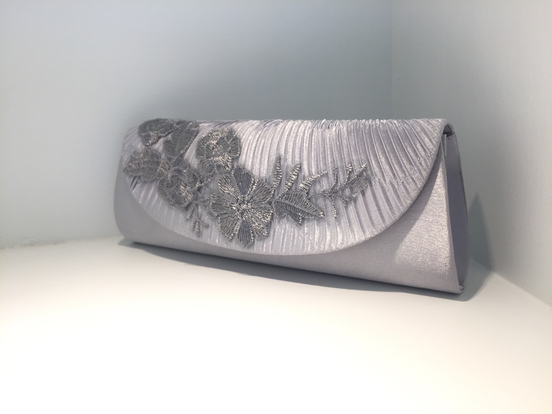 พร้อมส่ง Evening Clutch กระเป๋าออกงาน สีเทา แต่งดอกไม้