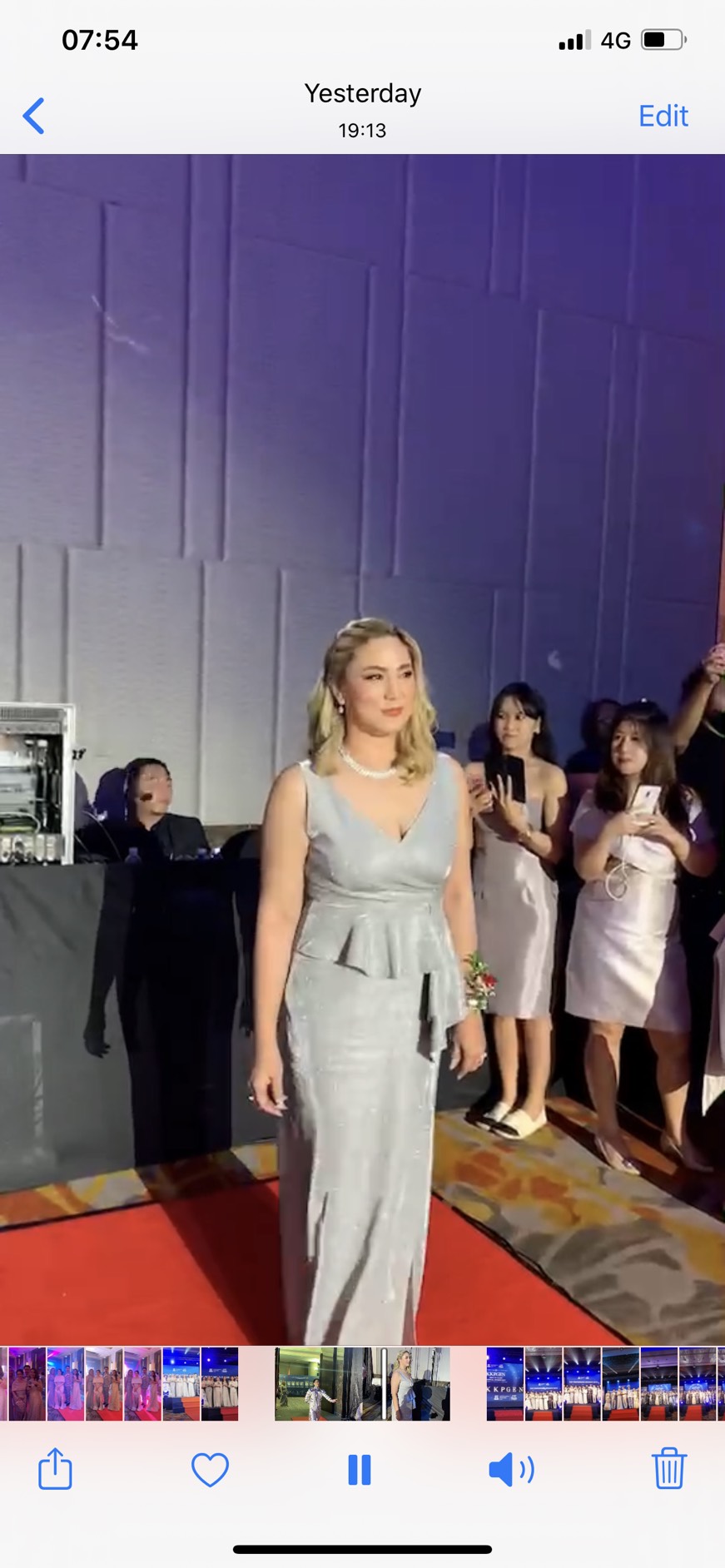 พร้อมเช่า ราตรียาว แขนกุด คอวี แต่งระบายช่วงเอว หรูหรา ผ้า Glitter สีเทา