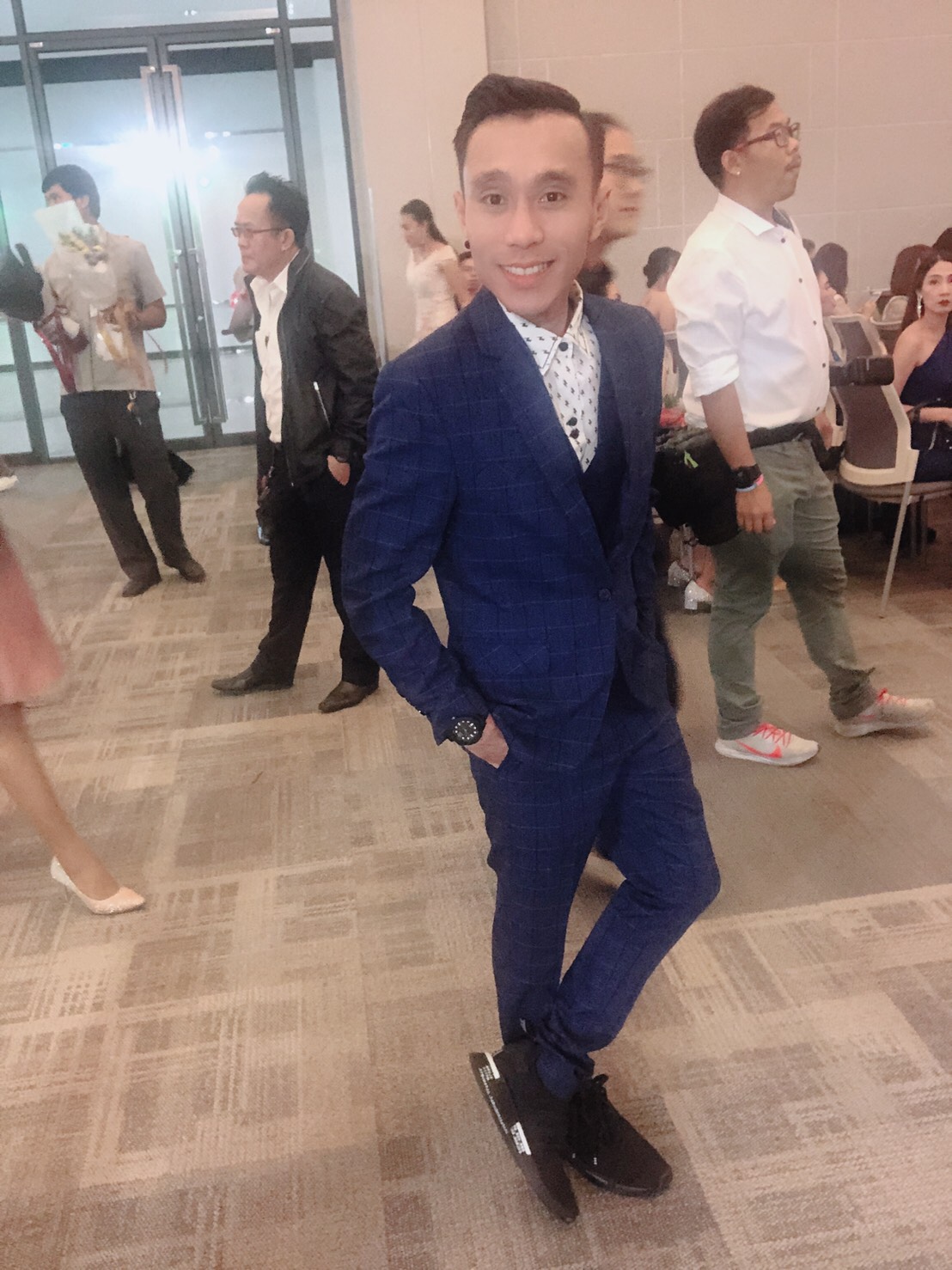 พร้อมเช่า ชุดสูทชาย สีน้ำเงิน ลายตาราง ทรงเข้ารูป สไตล์เกาหลี พร้อมเสื้อกั๊ก