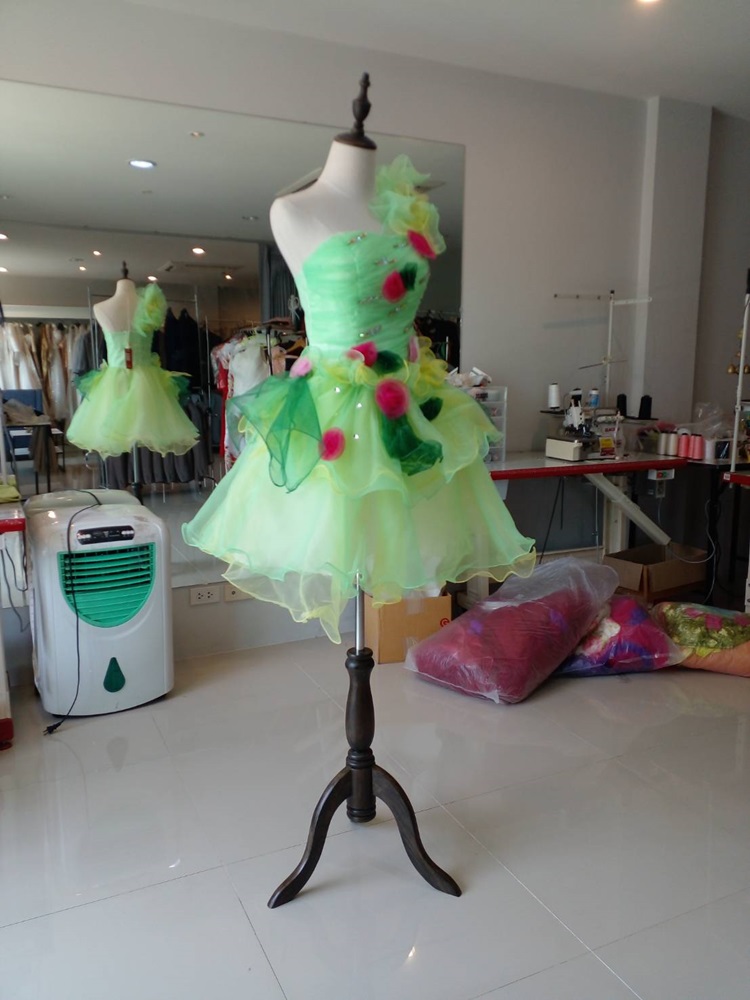 พร้อมเช่า ชุดแฟนซี ชุดราตรีสั้น ไหล่เดียว สีเขียว/เหลือง แต่งดอกไม้หลากสี ชายหยัก ฟูสวย