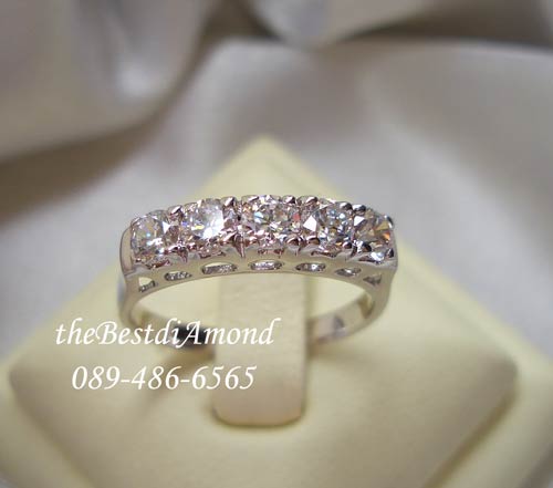 BR964RD+++แหวนแถวหนามเตย 5 เม็ด+++แหวนแถวแบบยอดนิยม ทุกยุคทุกสมัย ฝังแบบหนามเตย เป็นแหวนแถวแบบเรียบๆแต่ดูดี ขนาดเพชร 12 ตัง