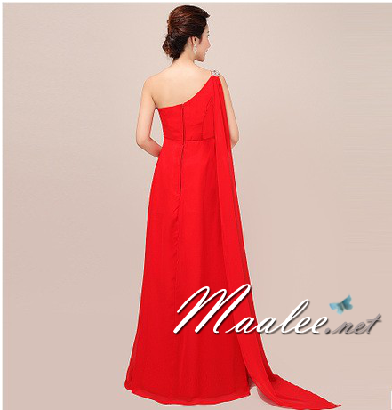 พร้อมเช่า ชุดราตรียาว ไหล่เฉียง สีแดง ปักเลื่อมหน้าอก ทิ้งระบายด้านหลัง