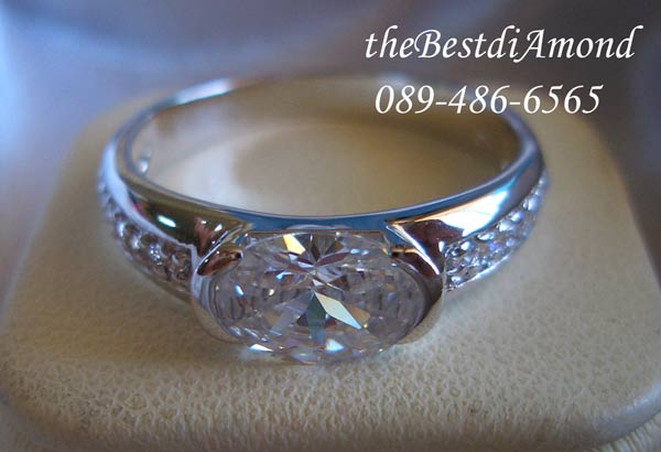 RL014RD+++แหวนเพชร Oval Cut+++ เรียบ หรู ดูดี เพชรรูปไข่ฝังแบบหุ้ม เล่นไฟเหมือนจริงมากๆๆ ใส่ติดนิ้วได้ตลอด ใส่ได้ทั้งหญิงและชาย