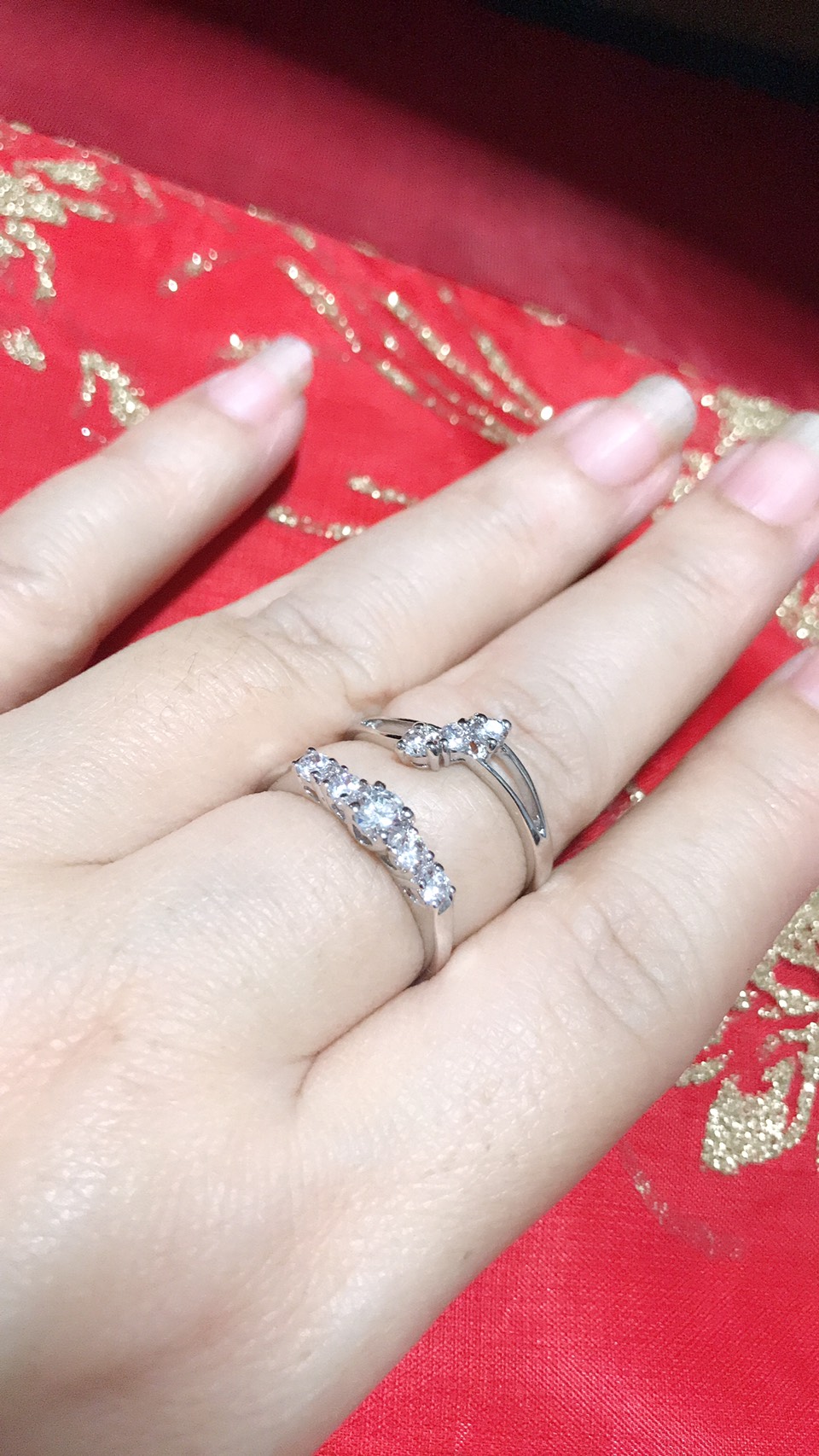 BR967+++แหวนแถวแบบตั้ง+++ แหวนน่ารักๆ เรียบๆ ไม่หรูหรามาก ใส่ติดนิ้วได้เลย เพชรสวยวิ๊งๆค่ะ ตัวเรือนบางนิดๆ ใส่แล้วนิ้วเรียวสวย