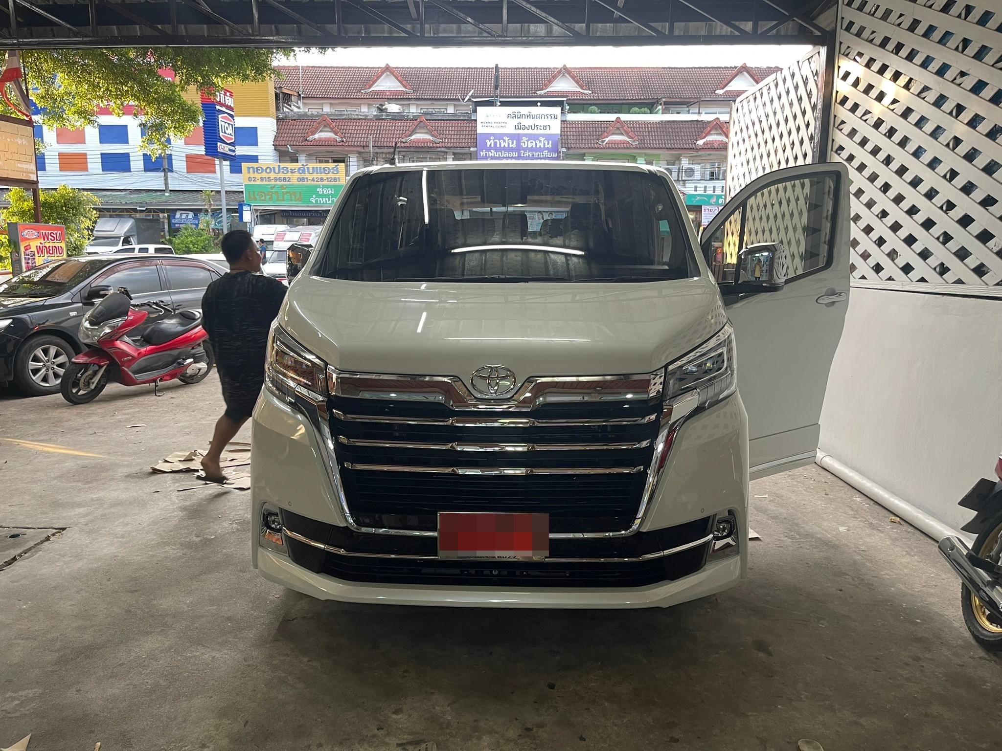 พรมปูพื้นรถ Toyota Majesty My 2024 ปูพรมVVIP สีดำด้ายดำ เต็มคัน
