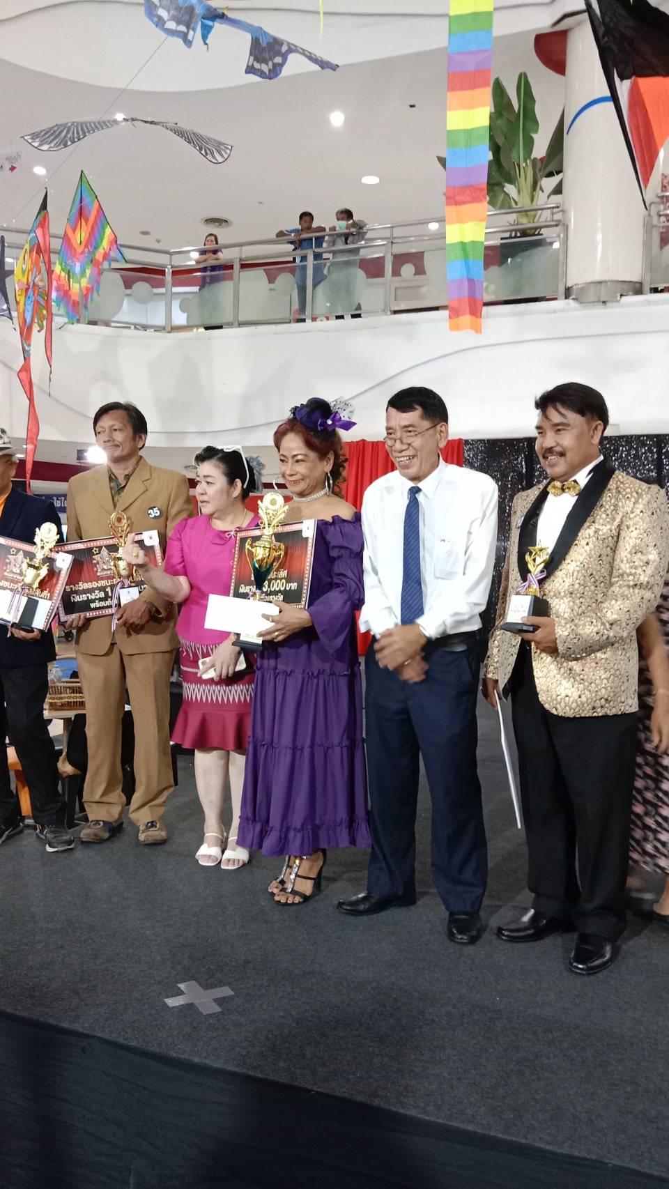 พร้อมเช่า ชุดสูท เสื้อสูทชาย สีทอง ปกทักซิโด้ ทอลาย3มิติ กับกางเกงสีดำ