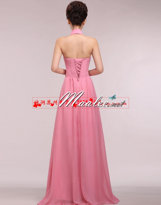 พร้อมเช่า ชุดราตรียาว สีชมพู คล้องคอ อกอัดพลีทตลอดจนถึงช่วงเอว เพิ่มดอกใต้คอ