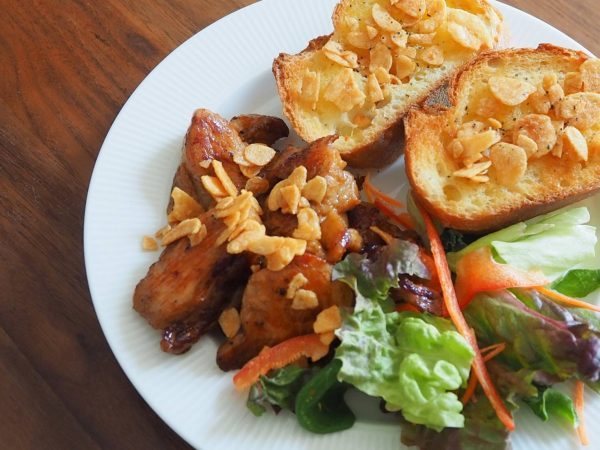 Momoya garlic butter 80g กระเทียมทอดกรอบรสเนยขนาด 80 กรัม