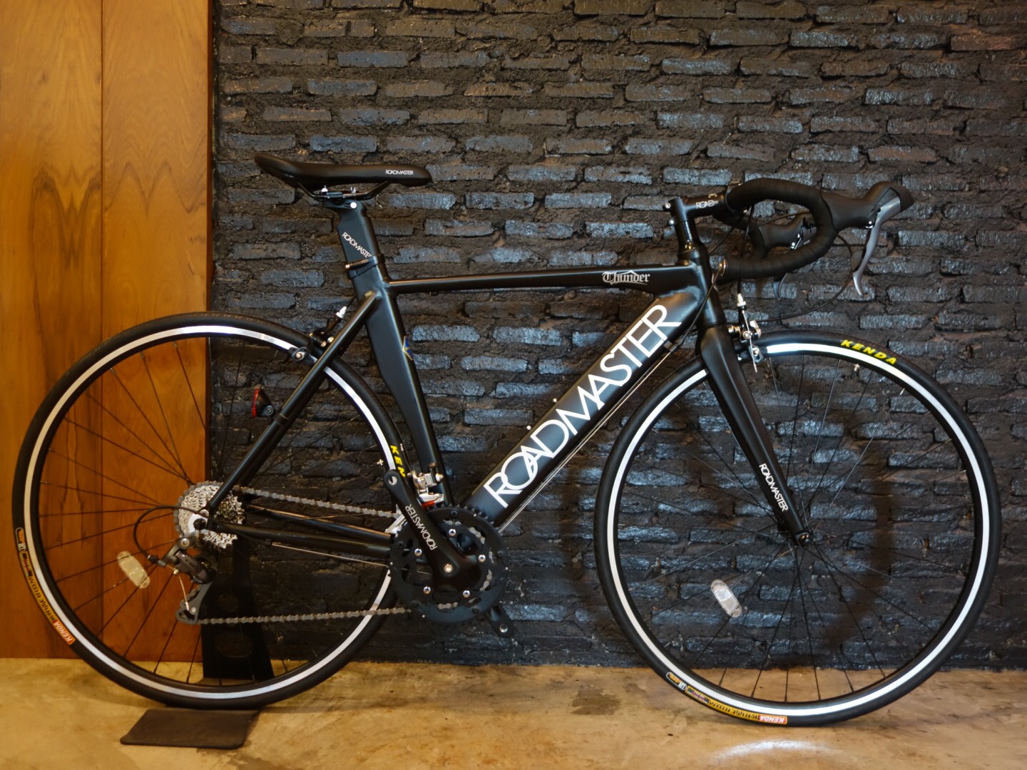 จักรยานเสือหมอบ Roadmaster THUNDER Shimano Claris 16s 700c มีไซส์ 52ซม. สีดำ