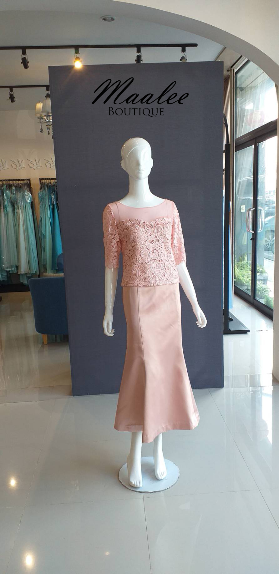 พร้อมเช่า ชุดเสื้อลูกไม้ คอกลม สีชมพู แขนสามส่วน กระโปรงทรงหางปลา