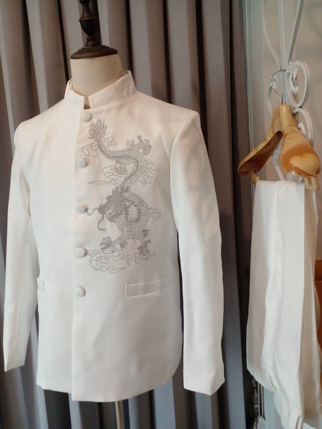 พร้อมเช่า ชุดสูทจีนชาย สีขาว ปักอกลายมังกรสีขาวออฟไวท์ คอปีน แขนยาว สไตล์จีน