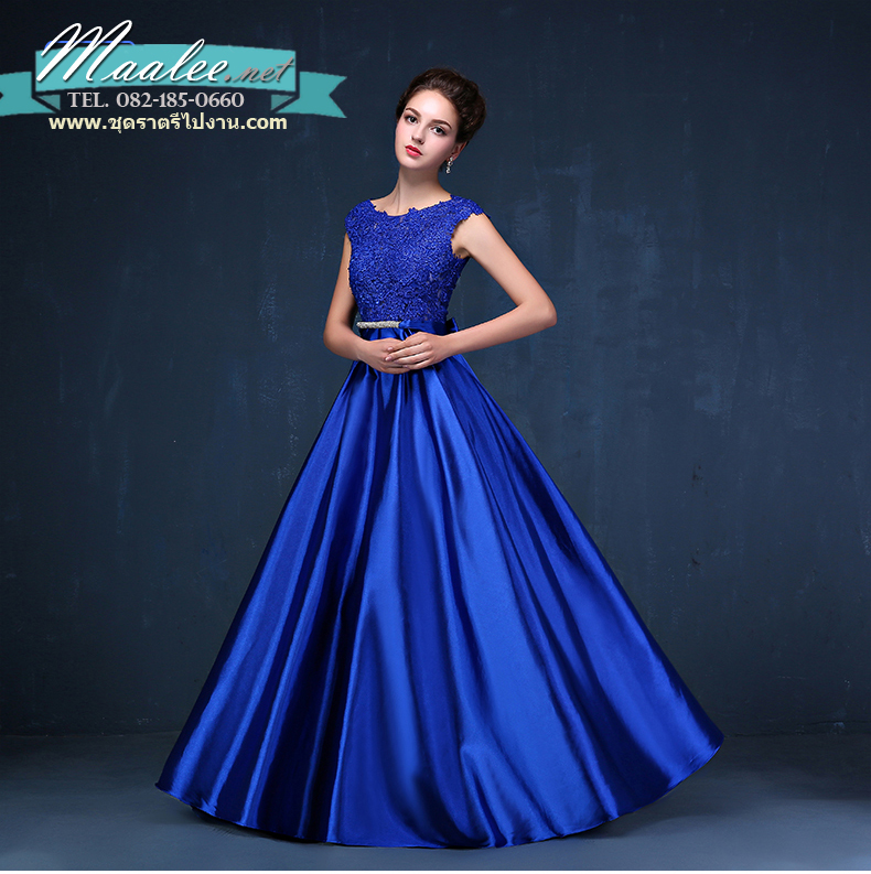 พร้อมเช่า ชุดราตรียาว แขนกุด สีน้ำเงิน อกแต่งลูกไม้ กรโปรงเนื้อผ้ามัน คาดเอวคริสตัล เซ็กซี่ผ้าหลัง เพิ่มเข็มกลัดโบว์ช่วงหลัง