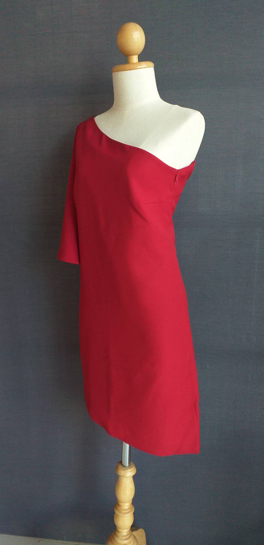 พร้อมส่ง ชุดออกงาน แบบเรียบหรู ปาดไหล่ สีแดงไวน์ ใส่ได้ทั้งงานเช้า งานเย็น (เหลือเฉพาะไซส์ S)