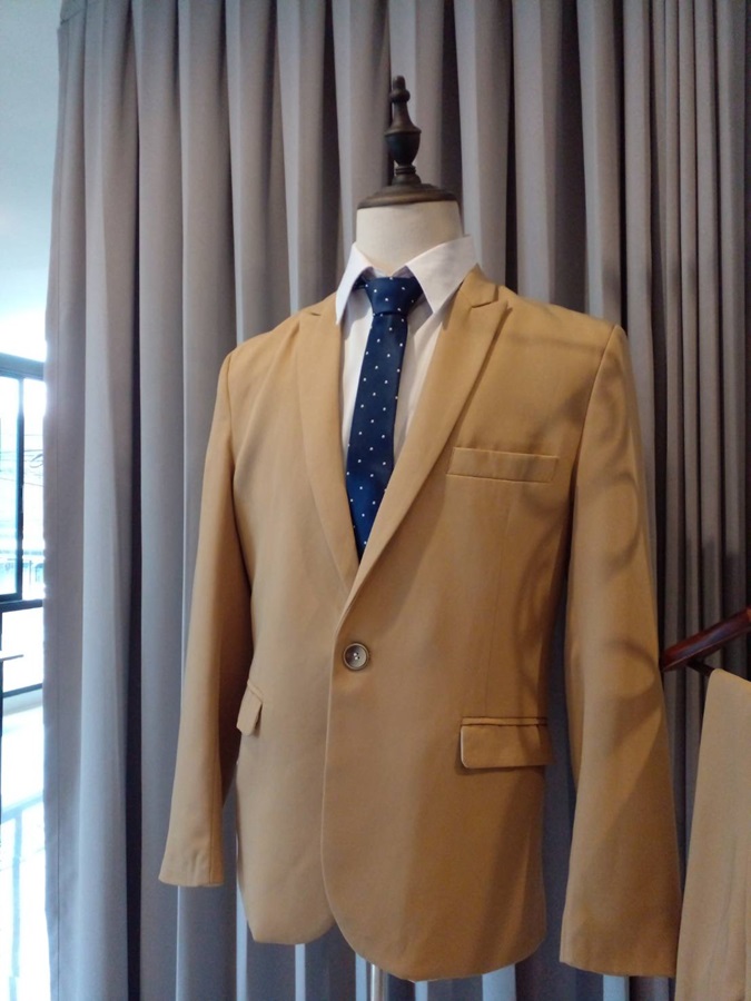 พร้อมเช่า ชุดสูทชาย สีน้ำตาลทอง รุ่นกระดุมเดียว เนื้อผ้าเบาใส่สบาย