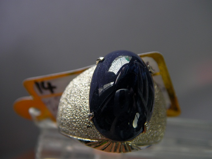 นิหร่าไพลินพม่า บ่อม๊กก๊ก ทรงกองข้าว สวยอุดมสมบูรณ์มีกินมีใช้ตลอด สีกัมมะหยี่ เนื้อธรรมชาติ ขนาด10.6x15.4x7.5 mm. นน.12.3 ct. ราคาโทรถาม