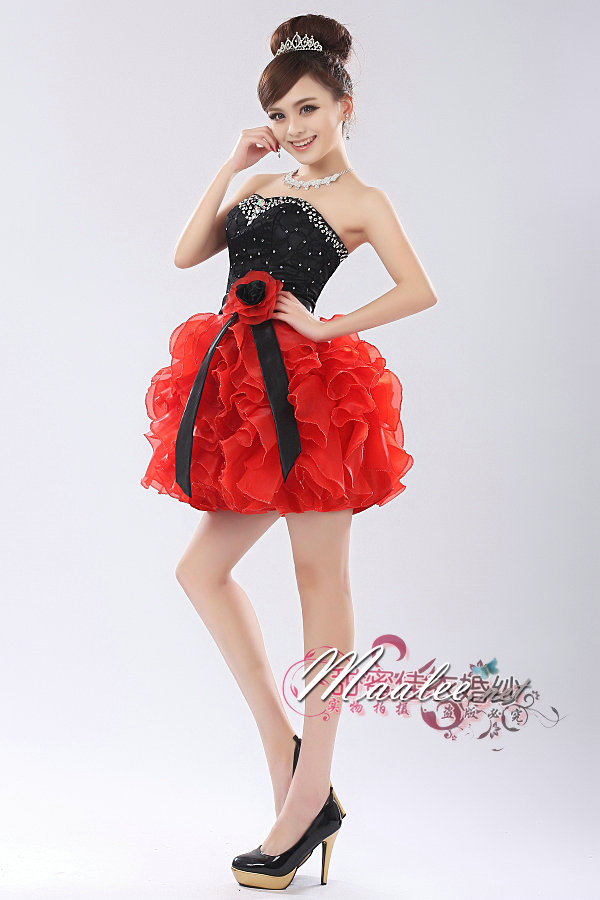 พร้อมเช่า ชุดแฟนซี เช่า 500 ชุดราตรีสั้น เกาะอกแต่งคริสตัล สีดำ กระโปรงระบายสวยสีแดง