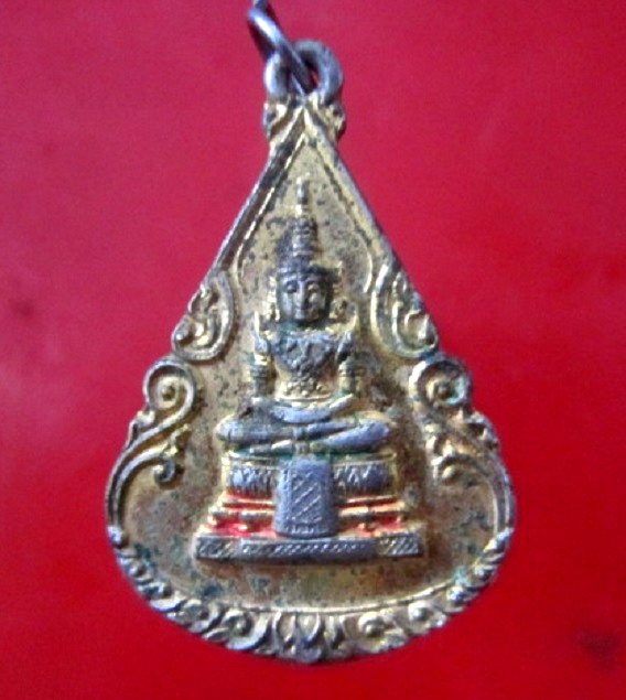 เหรียญกะหลั่ยทองลงยา พระแก้วมรกต พ้นทุกข์ สุขใจ