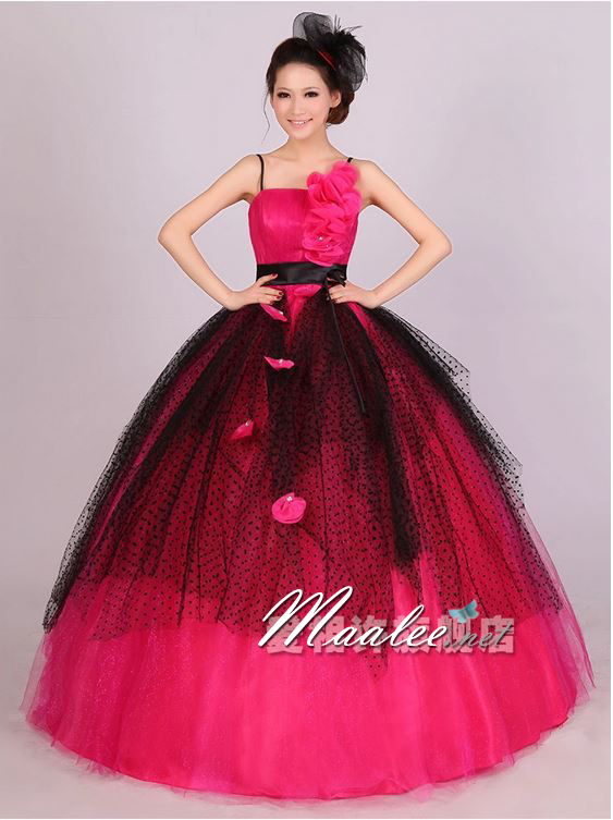 พร้อมเช่า ชุดแฟนซี ชุดราตรียาว แบบสายเดี่ยว สีชมพูเข้ม แต่งดอกช่วงอก ผ้าคาดเอวสีดำผูกเป็นโบว์เก๋ แต่งผ้าตาข่ายสีดำ (ไม่รวมโบว์ติดผม)