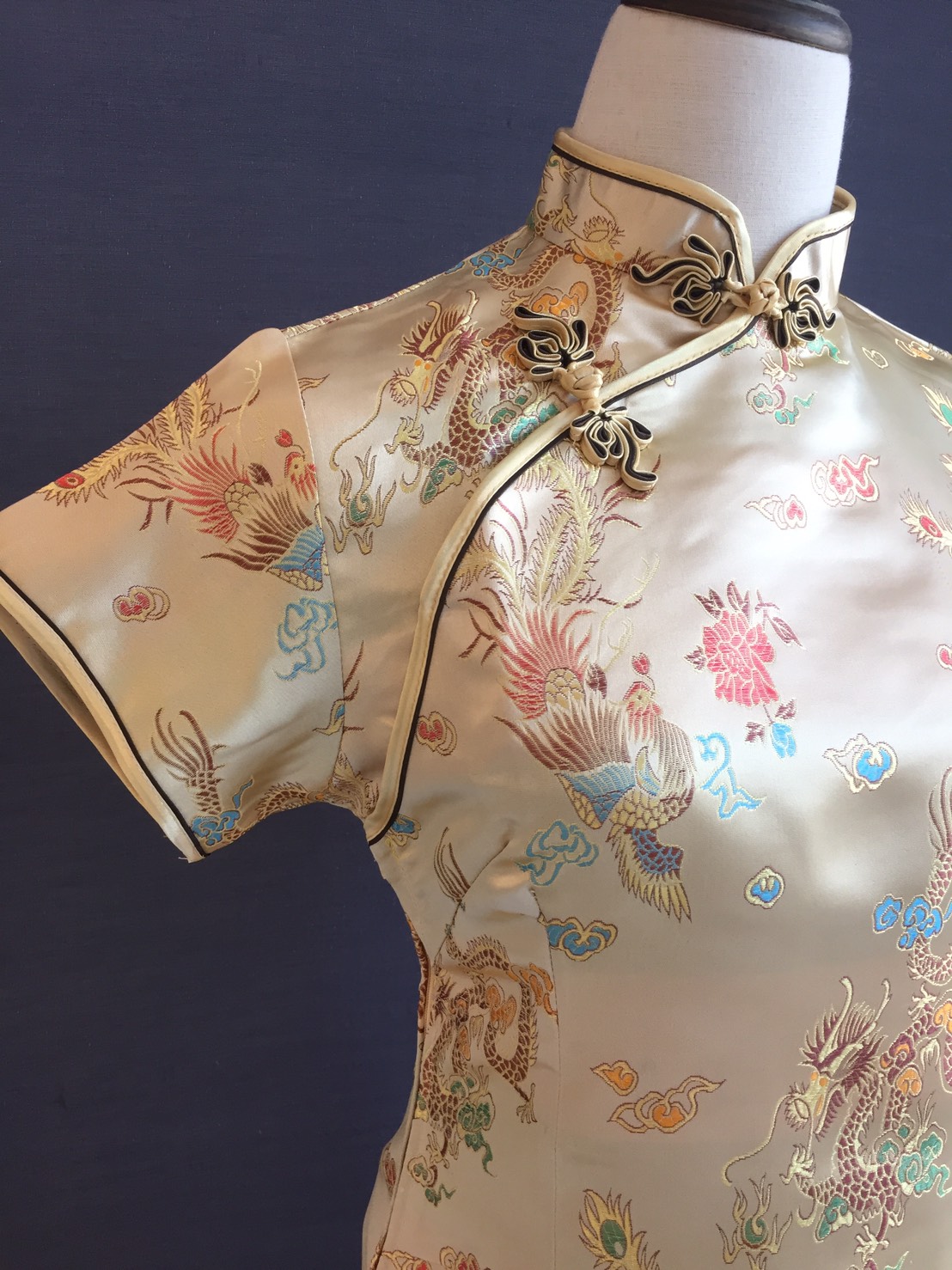 พร้อมส่ง กี่เพ้า สีทอง ลายมังกรนกฟินิกซ์ ผ้าไหมจีน กุ๊นขอบ ตัดเย็บอย่างดี