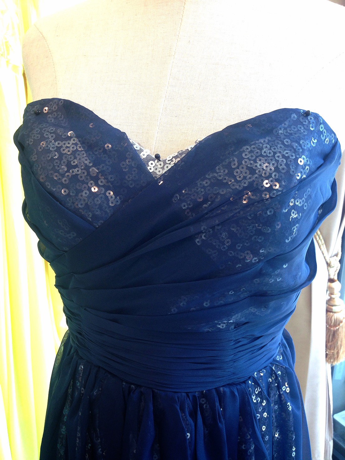 พร้อมเช่า ชุดราตรียาว เกาะอก สีกรมท่า ตัวชุดสวยหรู แต่งเลื่อมทั้งชุด ผ้าด้านนอกเป็นผ้าชีฟอง (เชือกผูกหลัง)