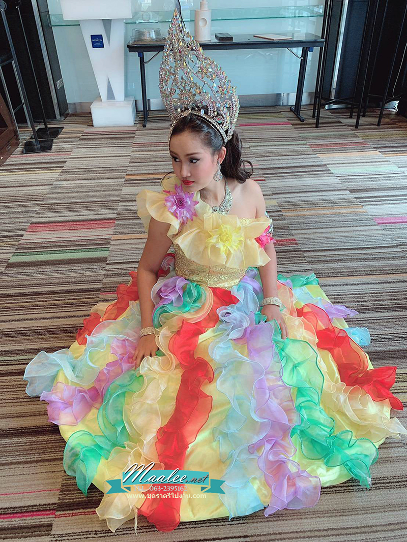 พร้อมเช่า ชุดแฟนซียาว ไหล่เดียว สีรุ้ง ระบายฟูสวย ช่วงอกปักเลื่อมแต่งดอก (ซิปหลัง)