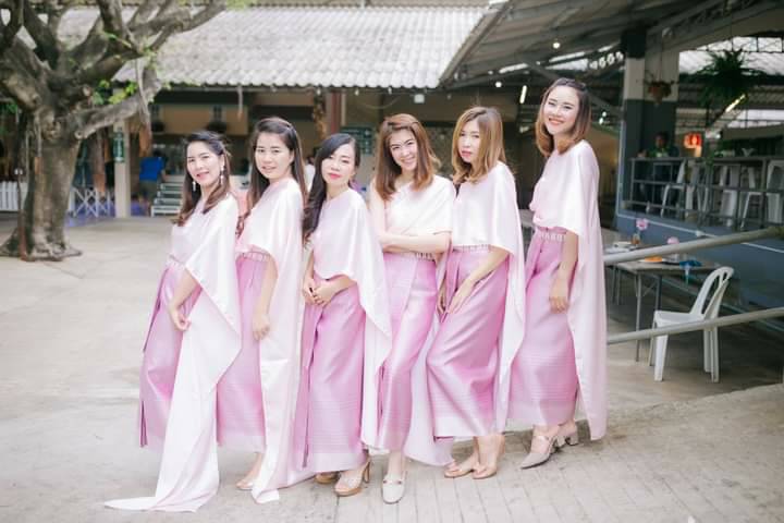 เช่า ชุดไทย ชุดเพื่อนเจ้าสาว ชุดไทยผ้าถุงสีกลีบบัว สไบเรียบสีชมพูอ่อน