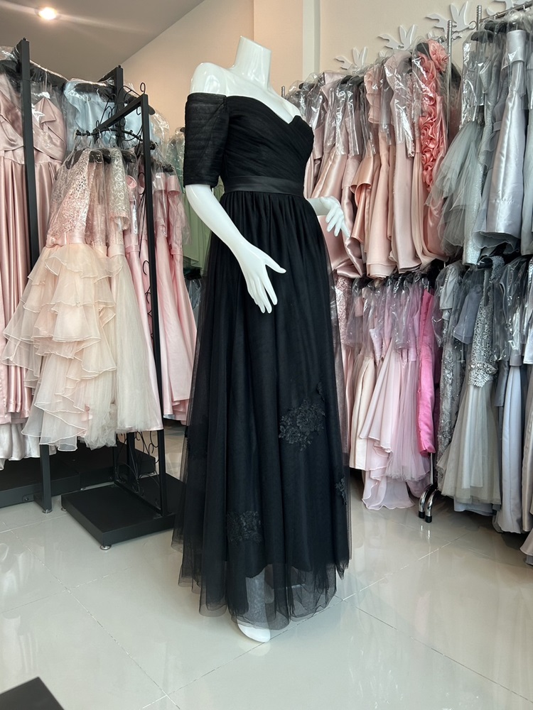 พร้อมเช่า ชุดราตรียาว & แบบปาดไหล่ สีดำ กระโปรงผ้าโปร่งตาข่ายนิ่ม ใส่สบายตัว อกจับจีบ ผ้าซาตินคาดเอว (เชือกผูกหลัง)