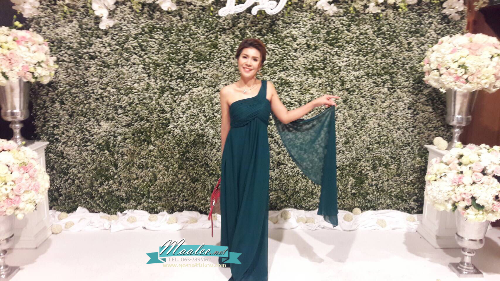 พร้อมเช่า ชุดราตรียาว เกาะอก ไหล่เดียว สีเขียว ผ้าชีฟองจับเดรปไขว่ช่วงหน้าอก ทิ้งชายด้านหลัง (ซิปข้างลำตัว)