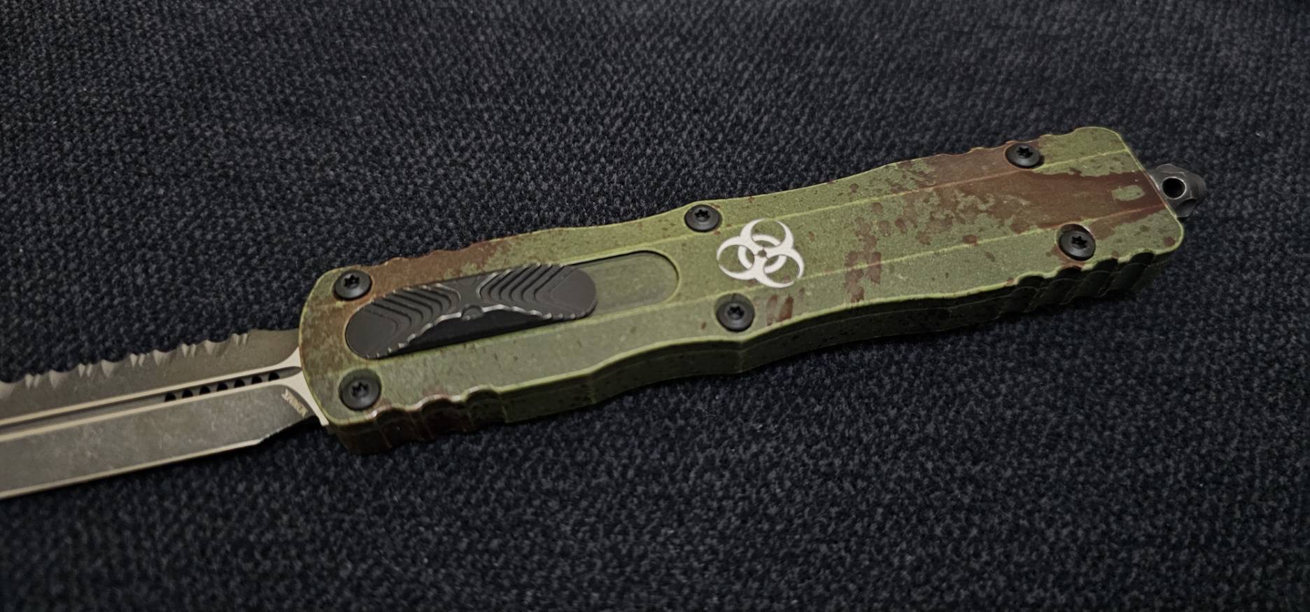 Microtech Dirac Delta D/E Full Serrated Outbreak Deep Engraved Signature Series