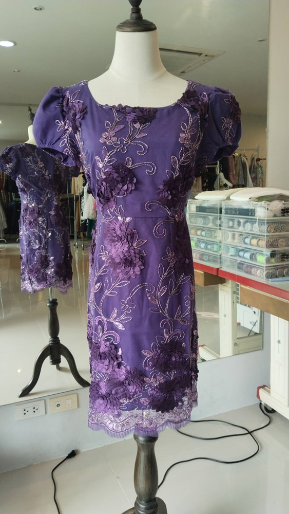พร้อมส่ง ชุดเดรสสั้นเข้ารูป แขนตุ๊กตา สีม่วงเข้ม ผ้าลูกไม้ปักดอกสวยมีมิติ (เหลือเฉพาะ M,XL,XXL)