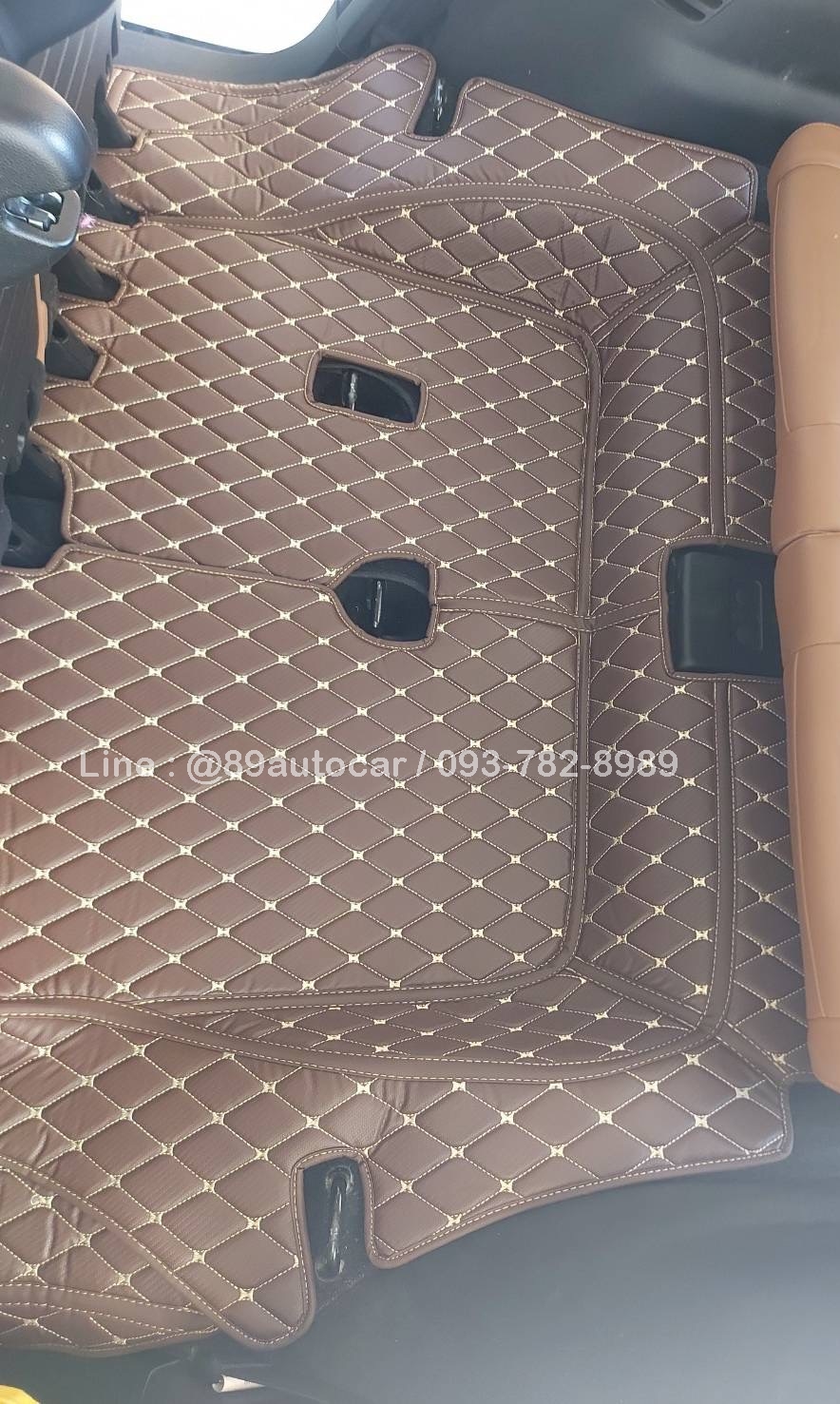 พรมปูพื้นรถยนต์ Isuzu Mu-X 2026 ปูพรม7D สีกาแฟลายเคฟล่า เสริมด้วยพรมไวนิลดักฝุ่น สีครีม