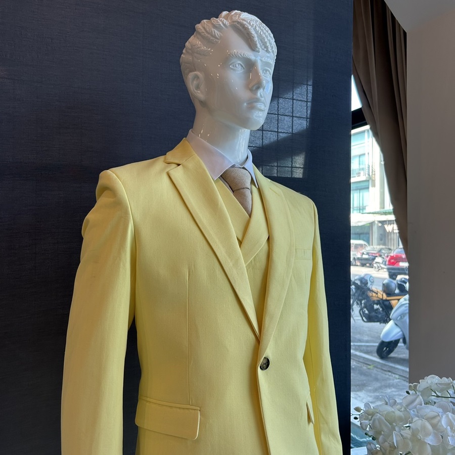 พร้อมเช่า ชุดสูทชาย สีเหลืองพาสเทล 1 กระดุม (พร้อมเสื้อกั๊ก) ผ้า Cotton twill 100% ทอลายในตัว