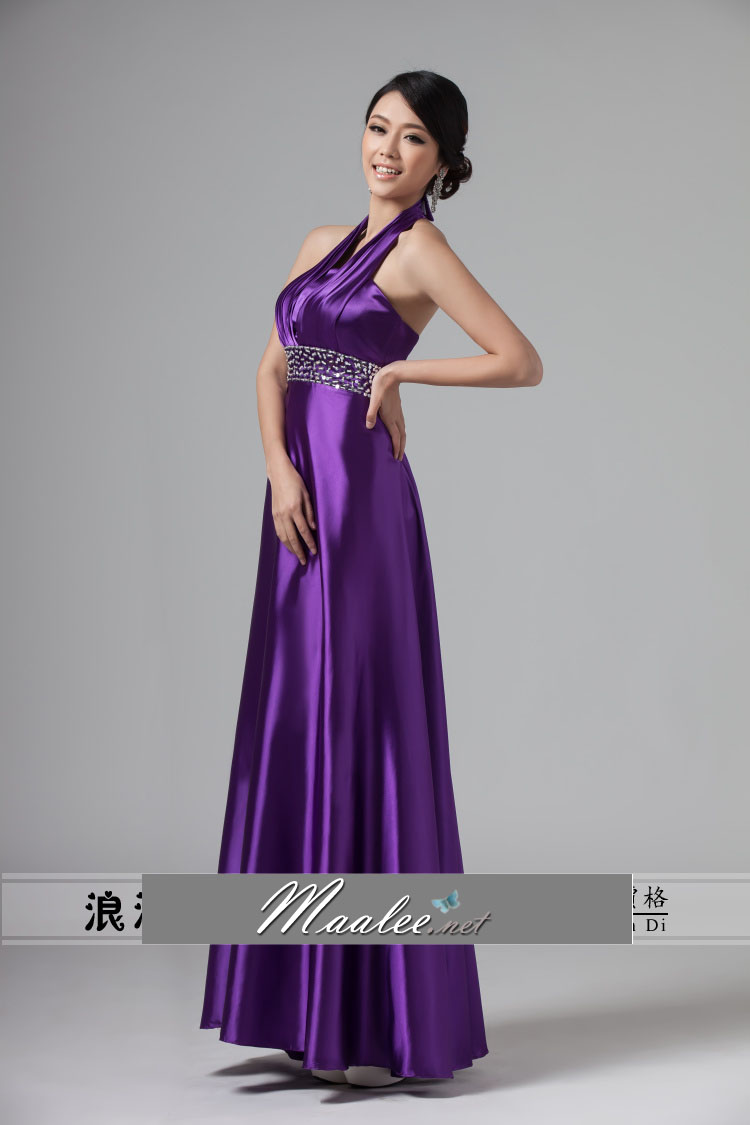 พร้อมเช่า ชุดราตรียาว เกาะอก แบบเก๋คล้องคอ สีม่วง กระโปรงทรงเอ ประดับเลื่อมช่วงเอว