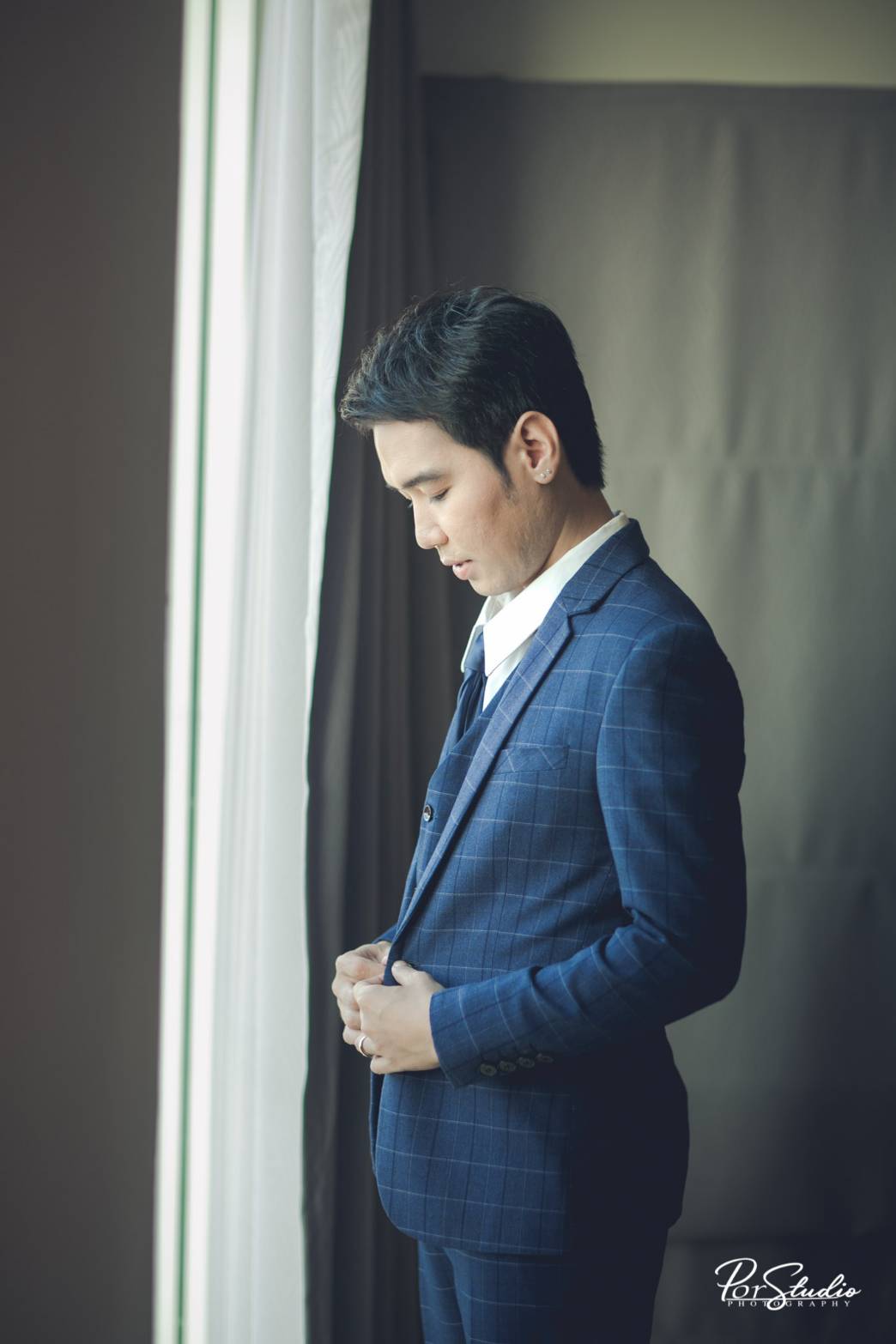 พร้อมเช่า ชุดสูทชาย สีน้ำเงิน ลายตาราง ทรงเข้ารูป สไตล์เกาหลี พร้อมเสื้อกั๊ก