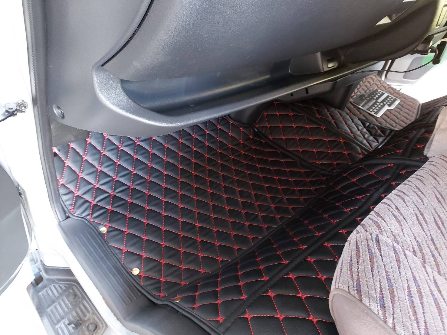 รถตู้ Toyota Commuter ปูพรม6ดี คู่หน้า