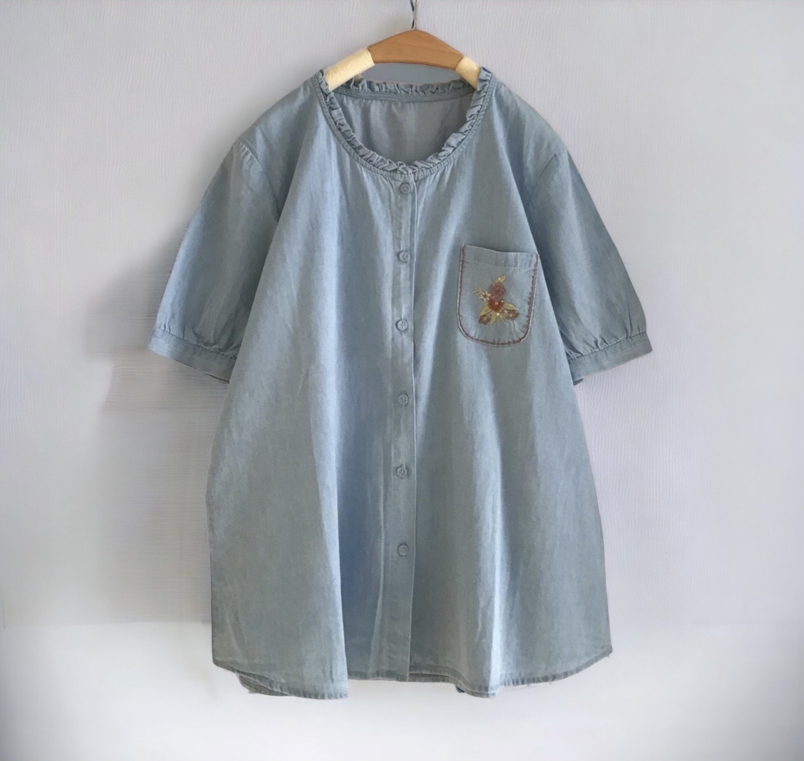 เสื้อยีนส์บางแต่งกระเป๋าลายปัก