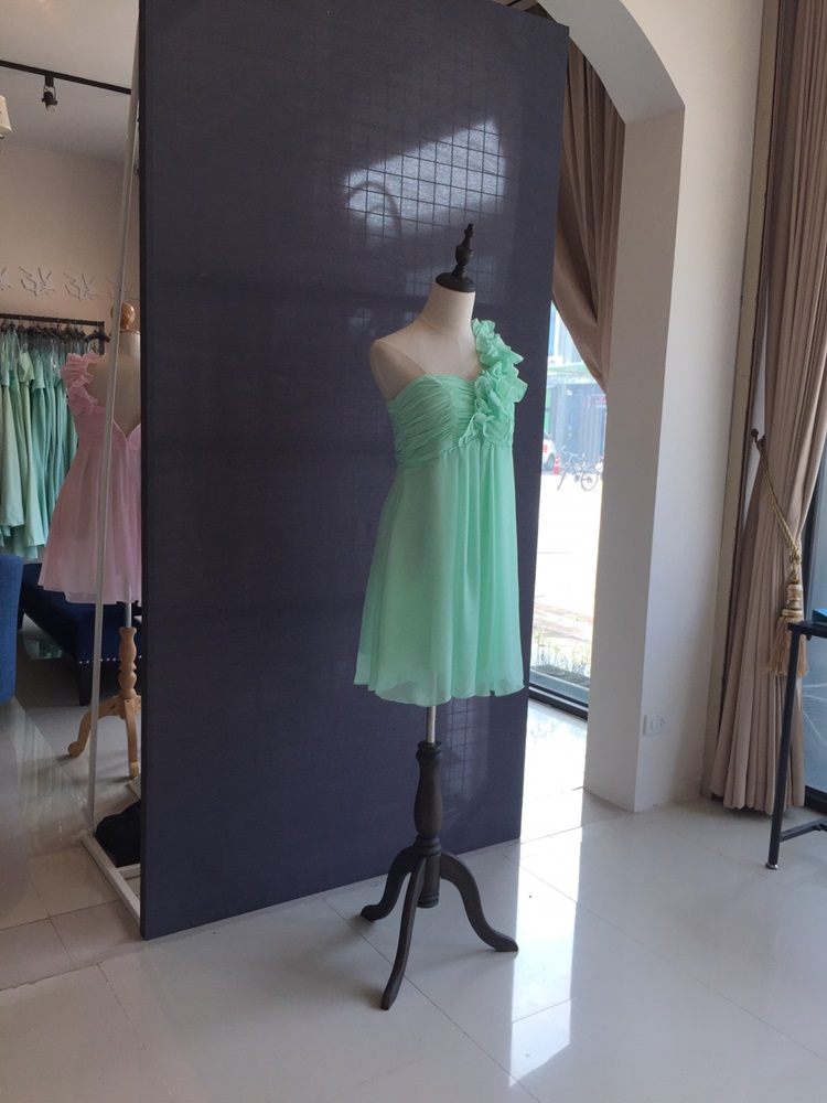 พร้อมส่ง ชุดราตรีสั้น ไหล่เดียว จับเดรปหน้าอก แต่งระบายช่วงไหล่ สีเขียวอ่อน