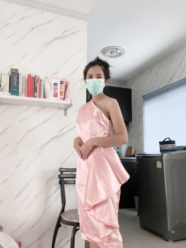 พร้อมส่ง ชุดเดรสสั้น เดรสไหล่เดียว ผ้าดัชเชส แพทเทิร์นเนียบ แต่งระบายสะโพก สีโอโรส