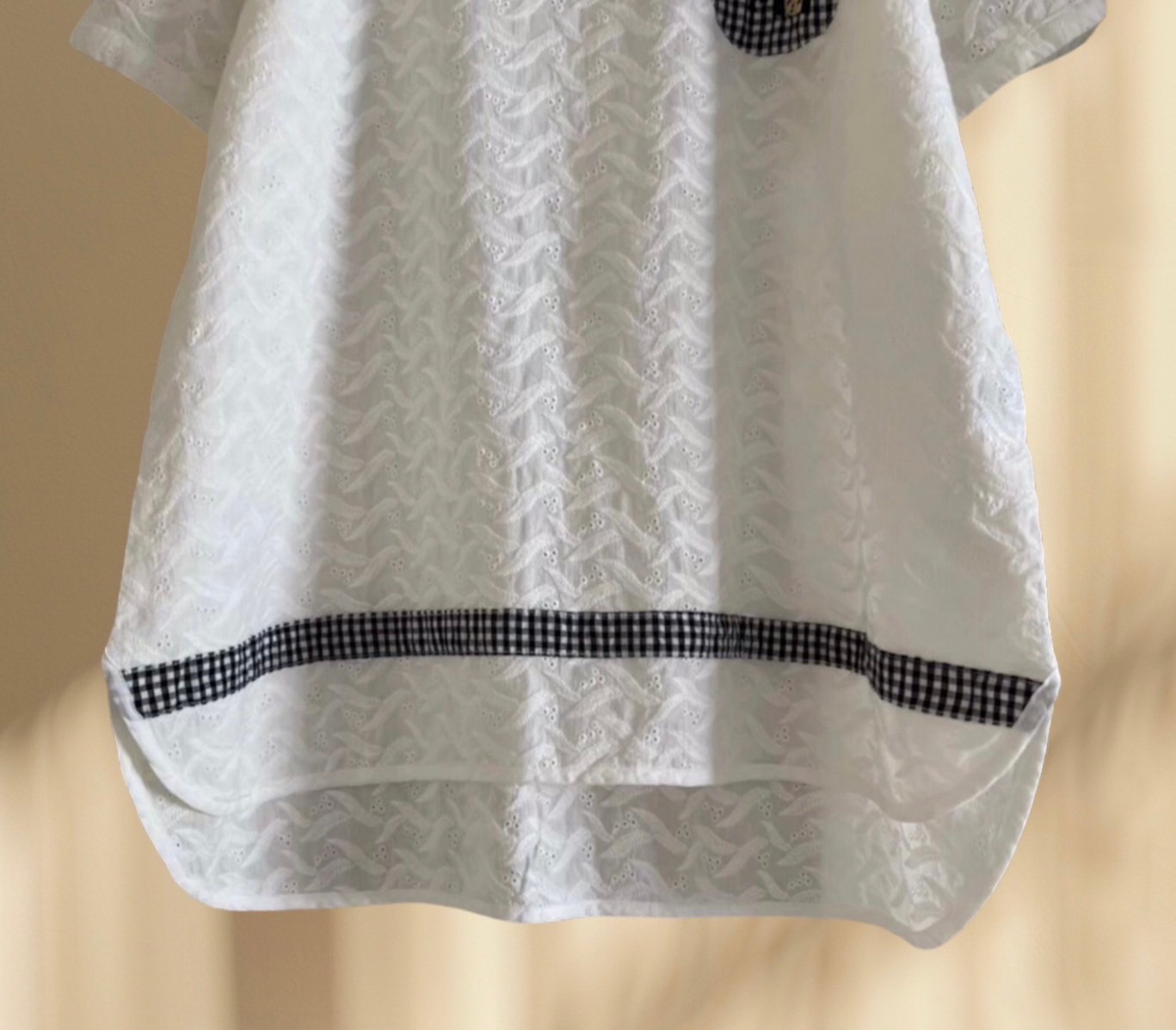เสื้อผ้าผ้าลูกไม้ลายปักแต่งกระเป๋า