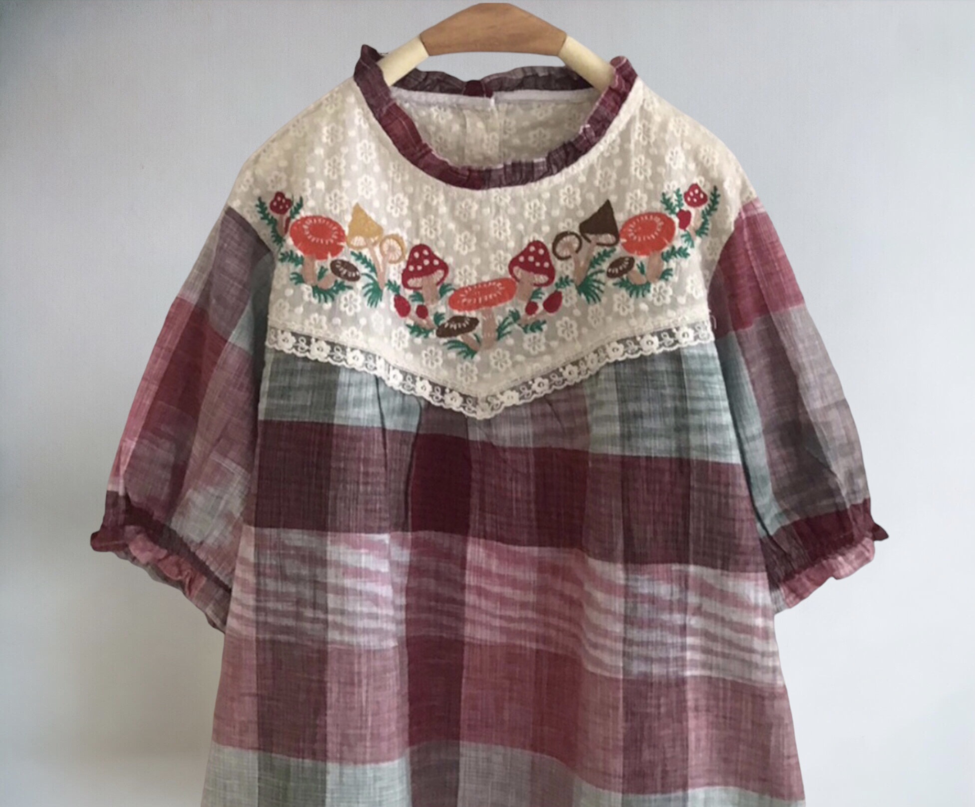 เสื้อผ้าฝ้ายลายสก็อตแต่งผ้าลูกไม้ลายปัก