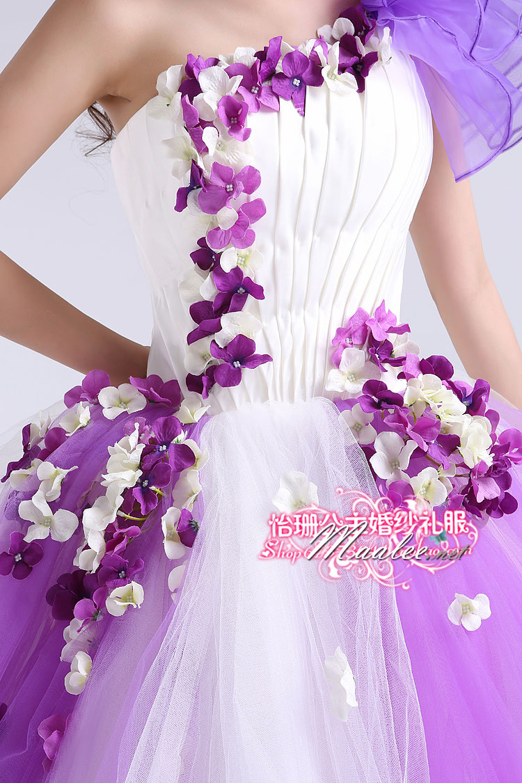 พร้อมเช่า ชุดแฟนซี ชุดราตรียาว สีม่วงขาว เกาะอกไหล่เดียว แต่งดอกไม้สามมิติ แต่งระบายที่ไหล่ กระโปรงพองสวย