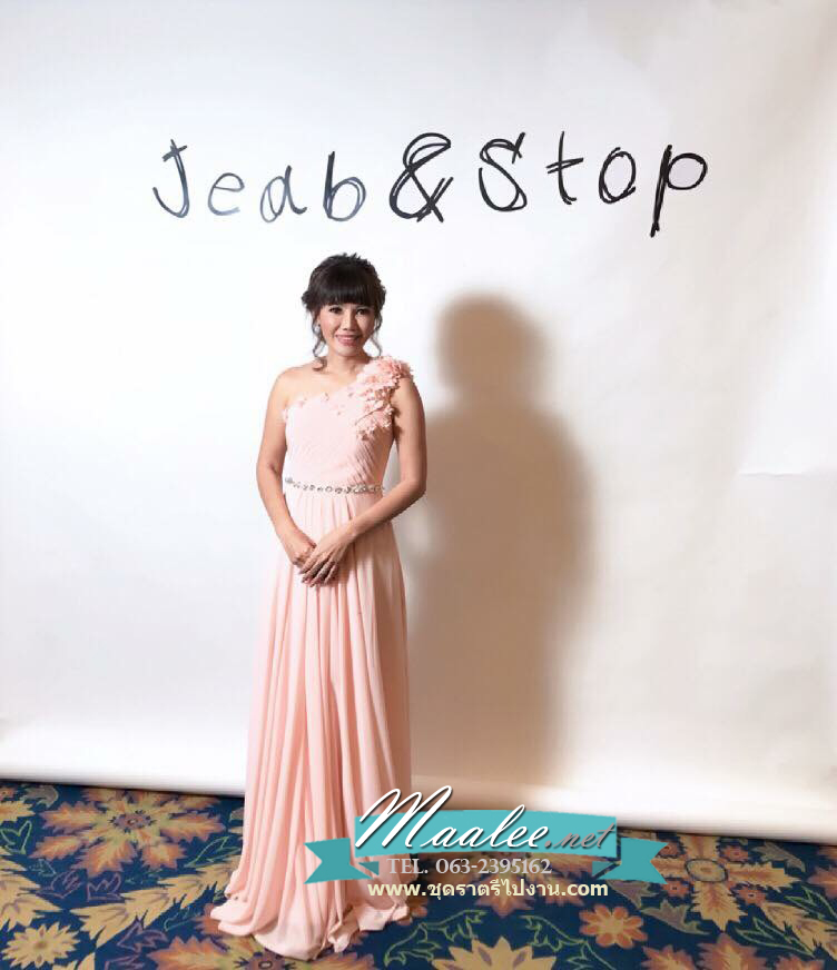 พร้อมเช่า ชุดราตรียาว ไหล่เดียว ผ้าชีฟองคาดเพชรที่เอว แต่งดอกสวย สีชมพูอ่อน