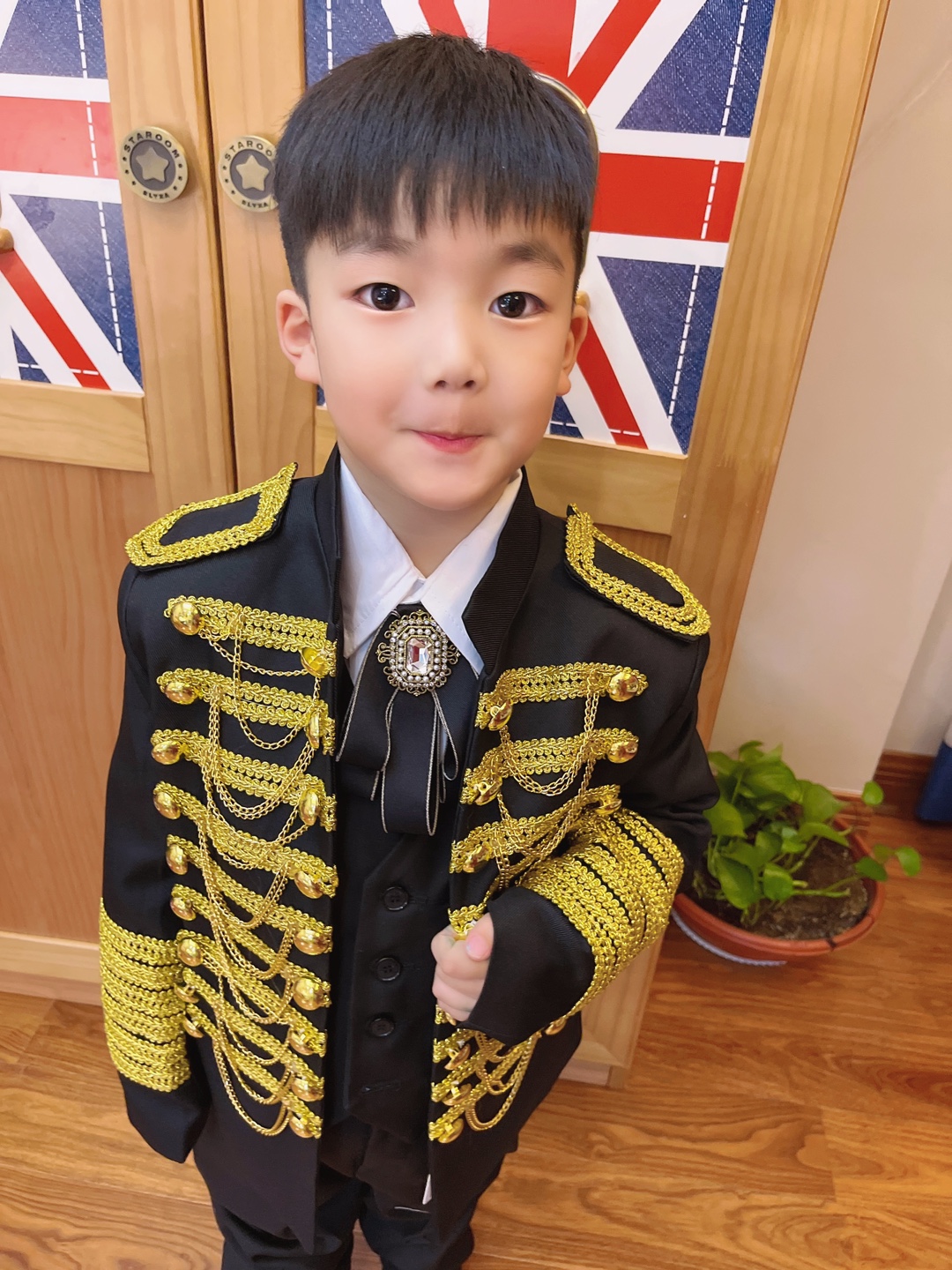 พร้อมเช่า ชุดสูทเด็กชาย สีดำพู่ประดับทอง เครื่องแบบทหารสไตล์ยุโรป (ไซส์ 140,150)