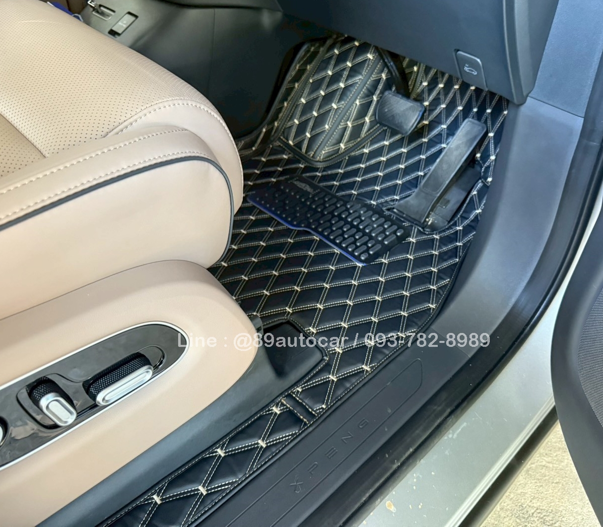 พรมปูพื้นรถตู้ Xpeng X9 ปูพรมVVIP สีดำด้ายทอง เต็มคัน