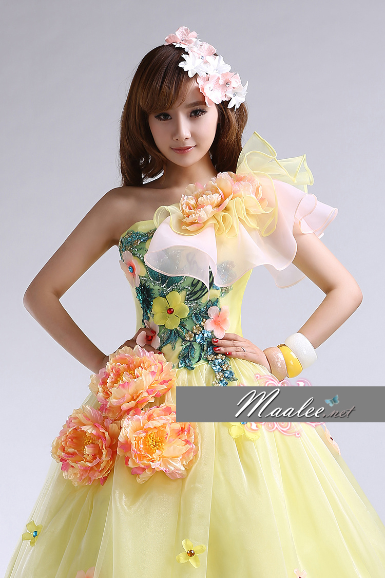 พร้อมเช่า ชุดแฟนซี ชุดราตรียาว สีเหลืองอ่อน ไหล่เฉียง แต่งระบายผ้าแก้ว และดอก Peony